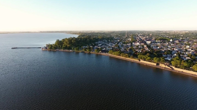 La laguna, los atardeceres luminosos y una tradicional gastronomía