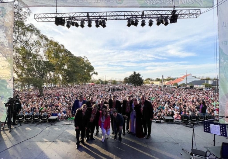 Castelli cerró los festejos de su 158 aniversario a puro baile con Los Palmeras