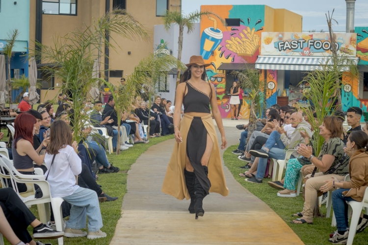 Moda en La Costa brilló con un desfile frente al mar en Santa Teresita