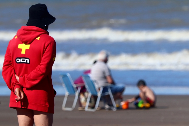 Qué quiere decir cada bandera que los Guardavidas colocan en las playas